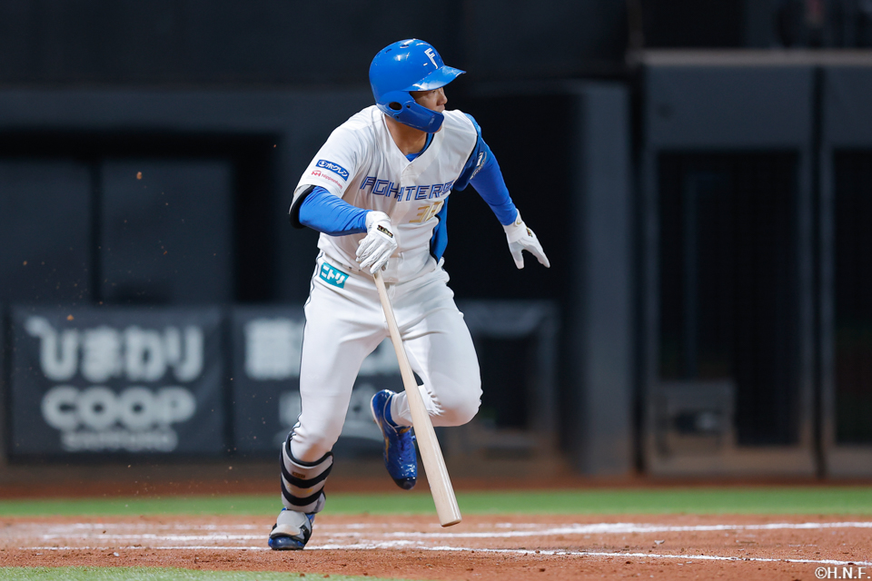 4回裏、センターへヒットを放つ石井選手