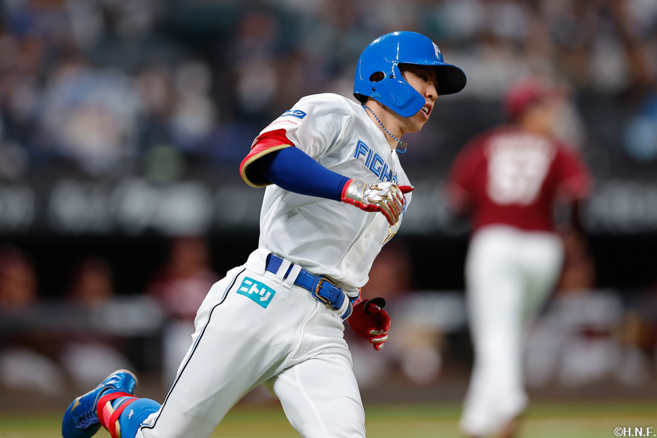 4回裏、失策で出塁する五十幡選手