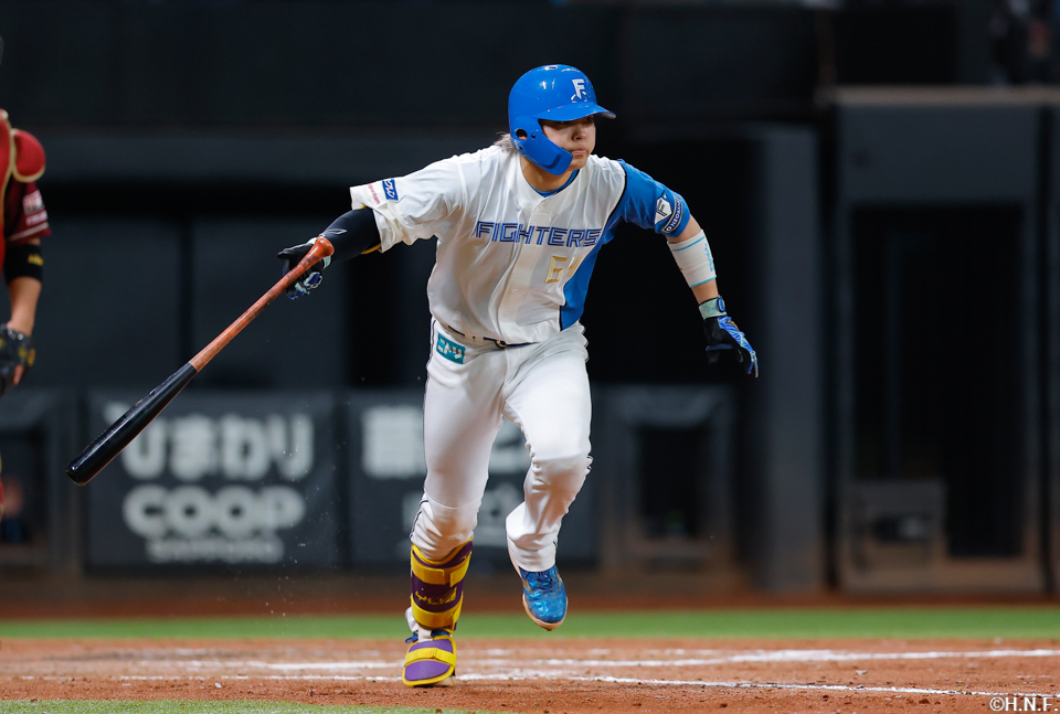 5回裏、ライトへヒットを放つ田宮選手01