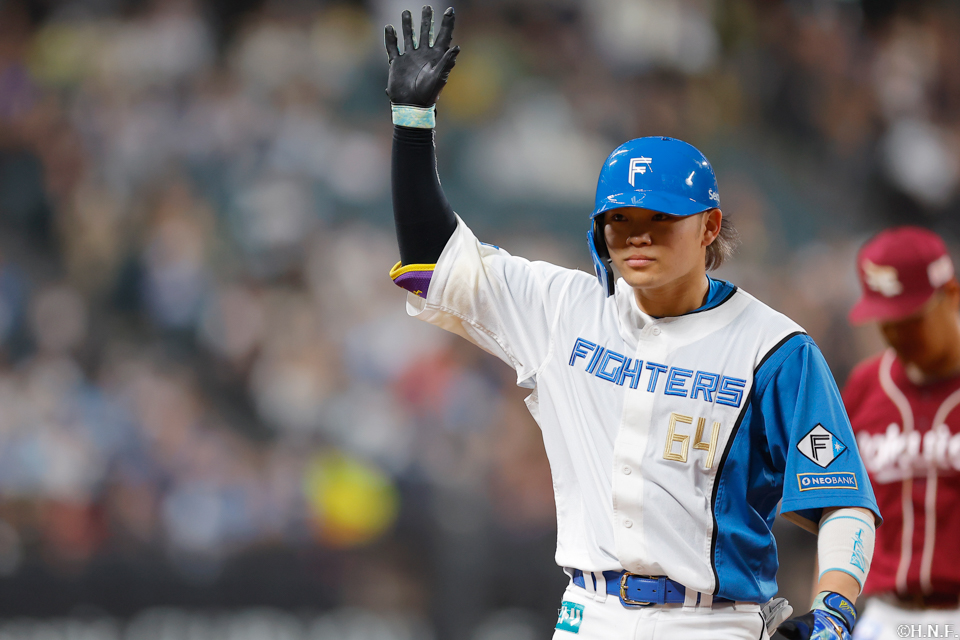 5回裏、ライトへヒットを放つ田宮選手02