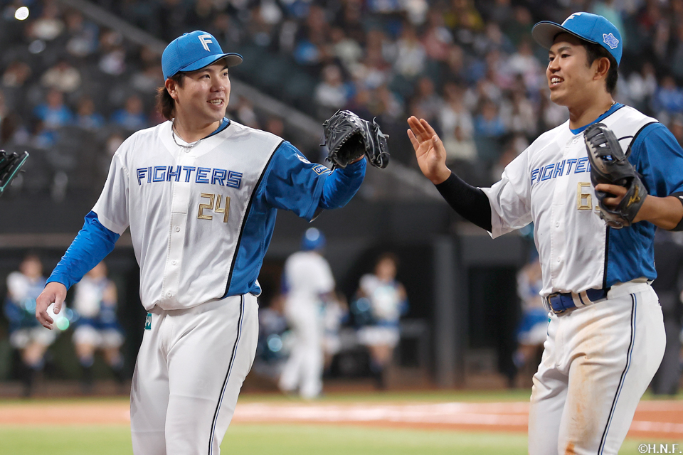 7回表を抑えた金村投手と今川選手