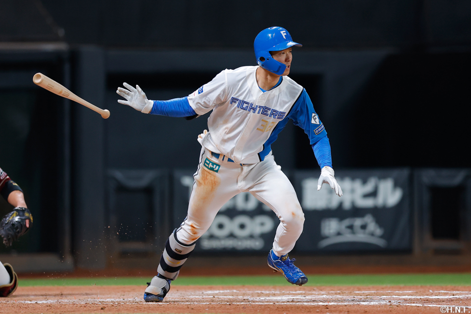 8回裏、ライトへヒットを放つ石井選手