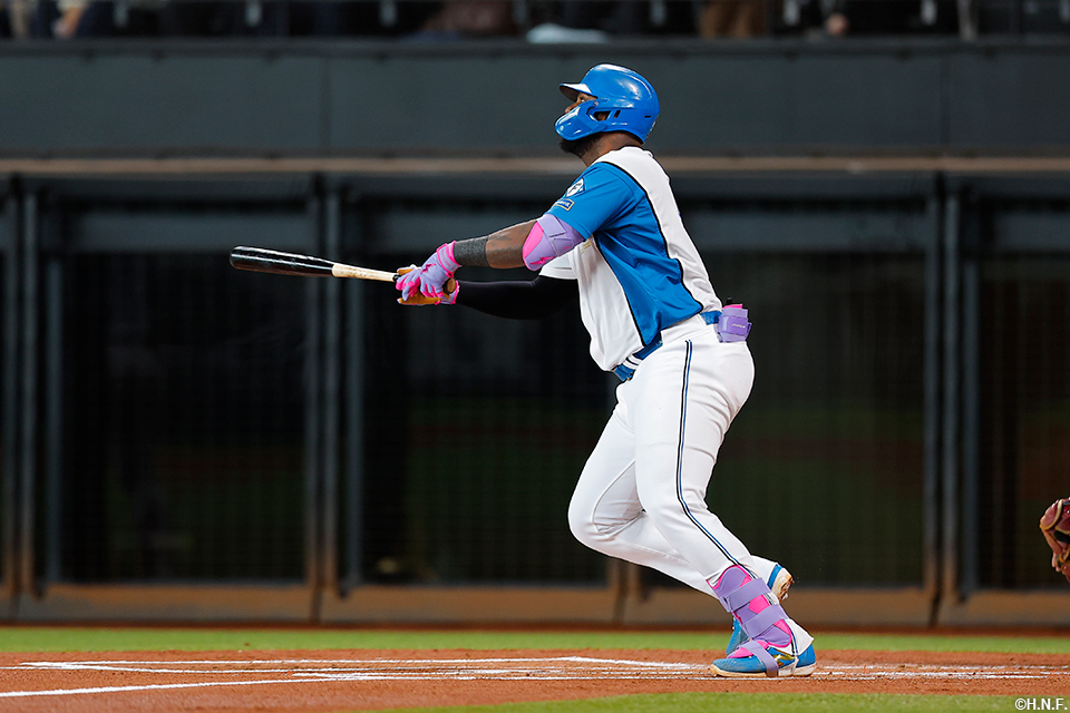 1回裏、先制の本塁打を放つレイエス選手01