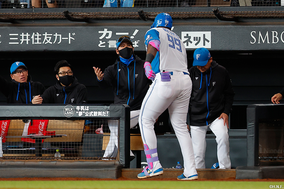 1回裏、先制の本塁打を放つレイエス選手02