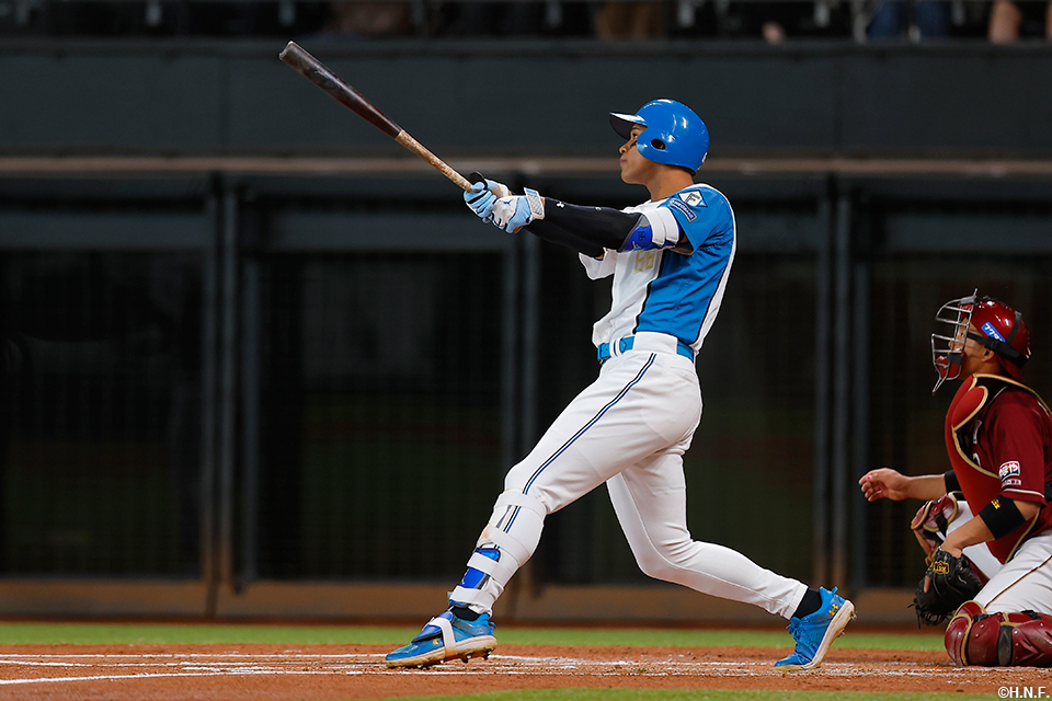 2回裏、ライトへ2ランを放つ万波選手01