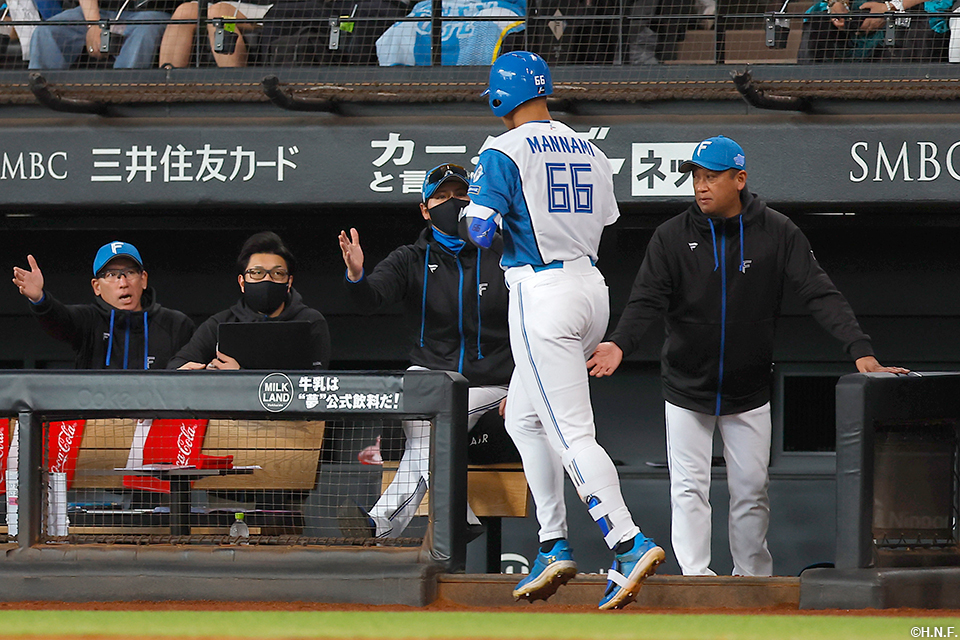 2回裏、ライトへ2ランを放つ万波選手02