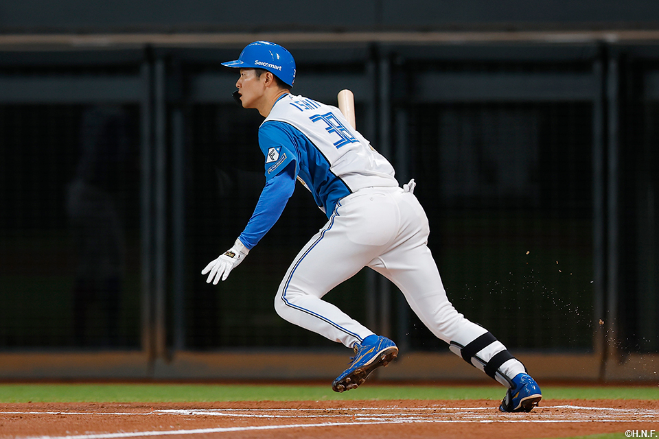 2回裏、ライトへヒットを放つ石井選手