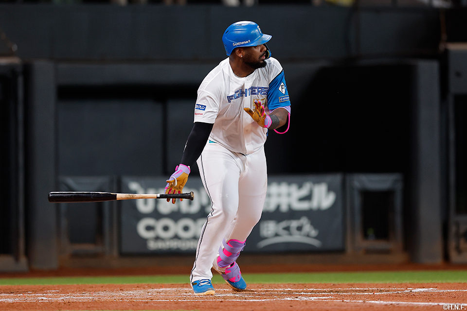 3回裏、レフトへヒットを放つレイエス選手01