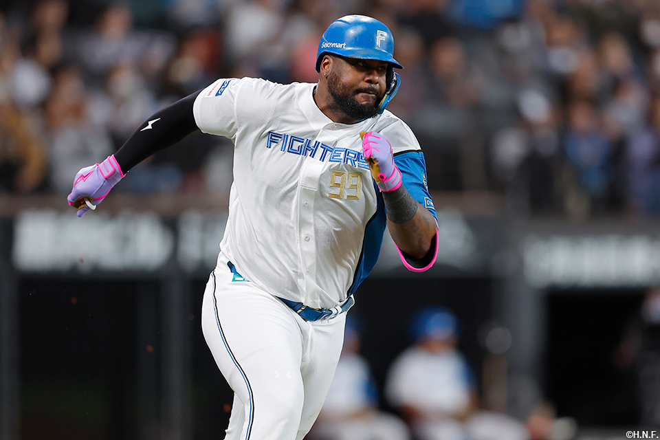 3回裏、レフトへヒットを放つレイエス選手02