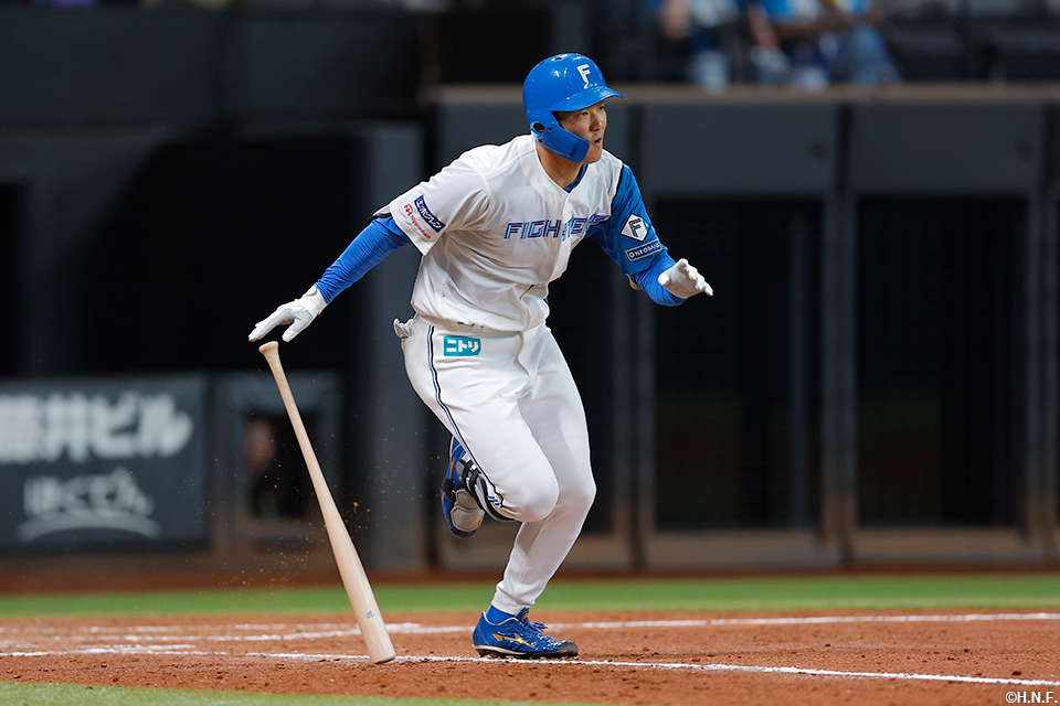 4回裏、ライトへヒットを放つ石井選手