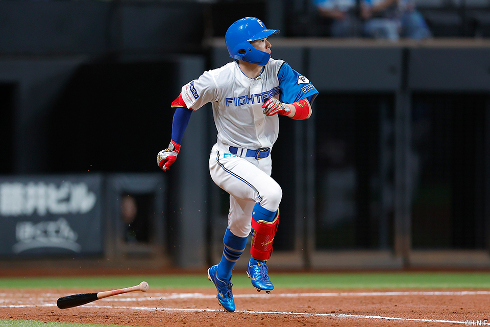 4回裏、センターへ適時打を放つ五十幡選手