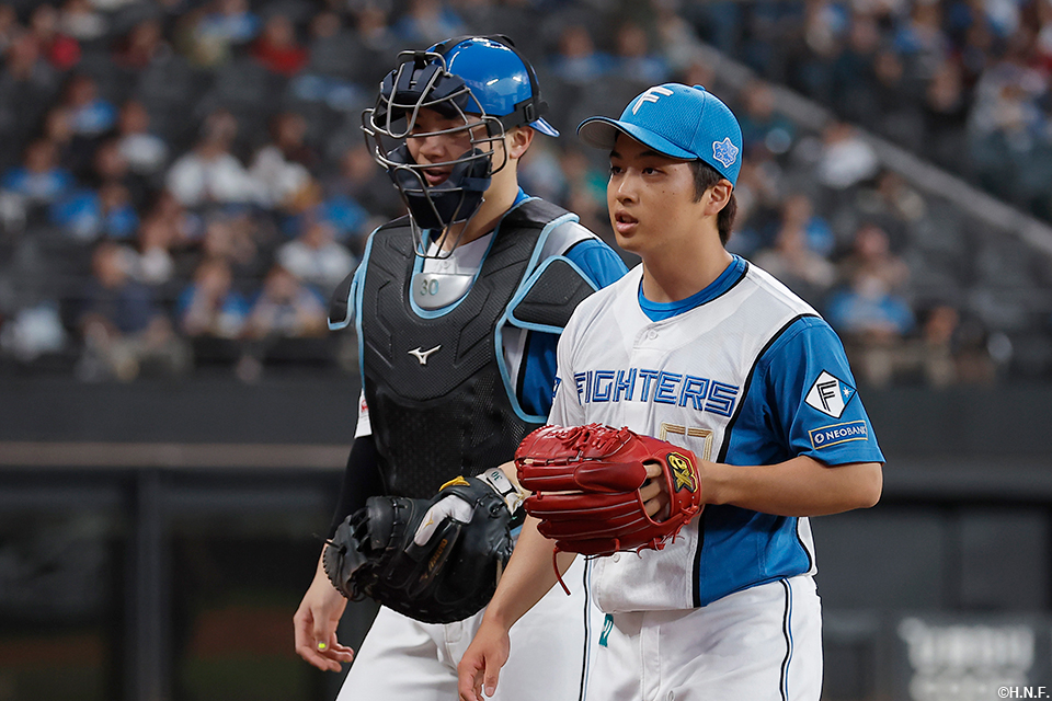 5回表を抑えた山本拓投手と郡司選手