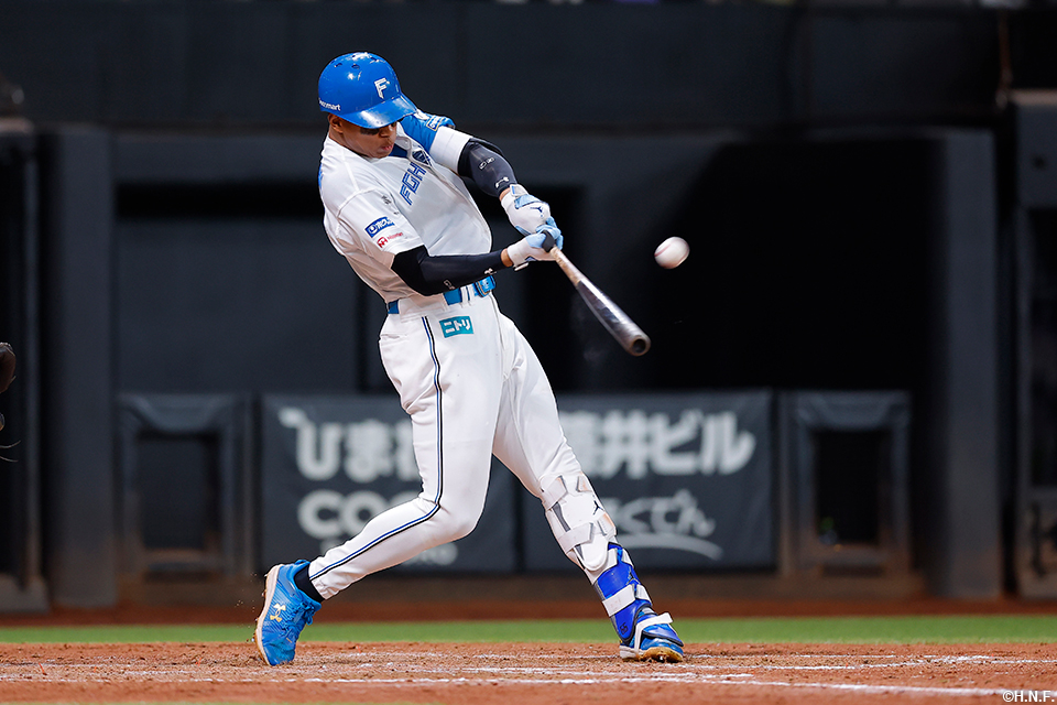 5回裏、逆転の満塁本塁打を放つ万波選手01