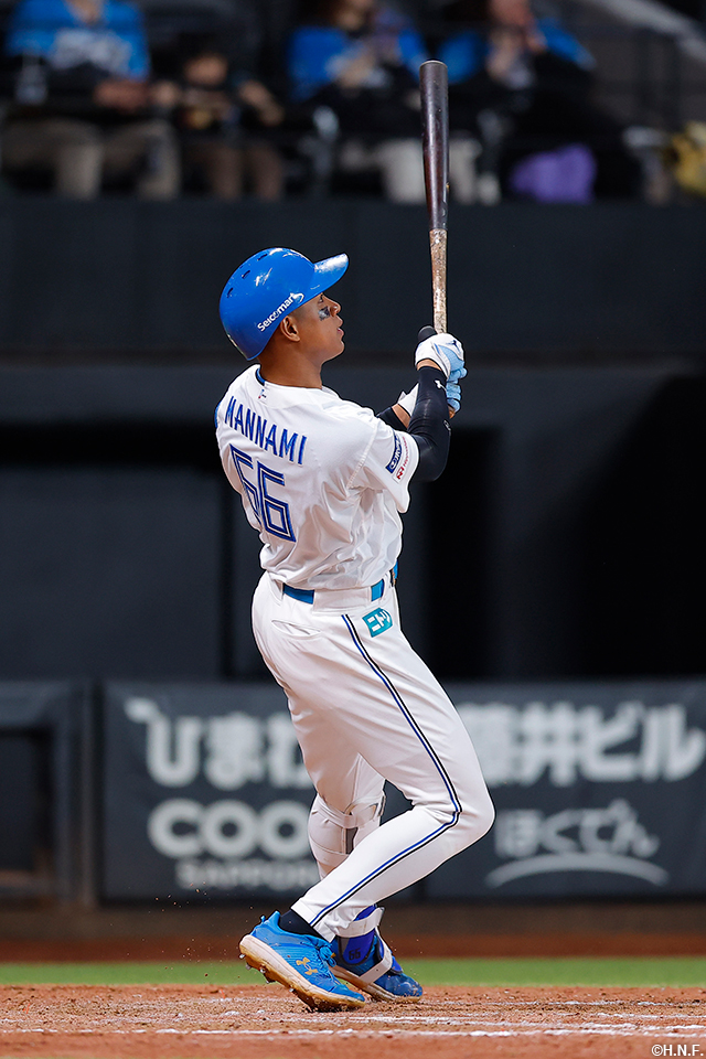 5回裏、逆転の満塁本塁打を放つ万波選手02