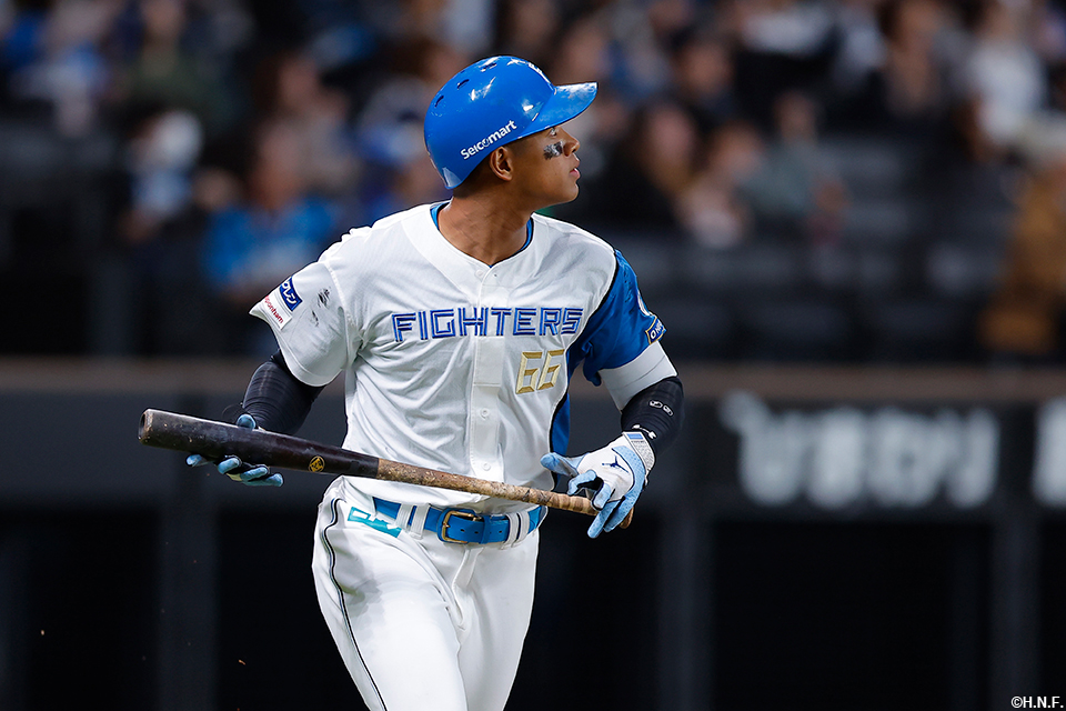 5回裏、逆転の満塁本塁打を放つ万波選手03