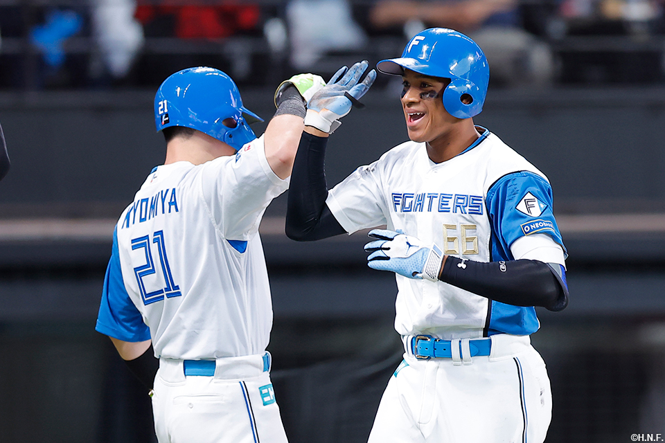 5回裏、逆転の満塁本塁打を放つ万波選手04