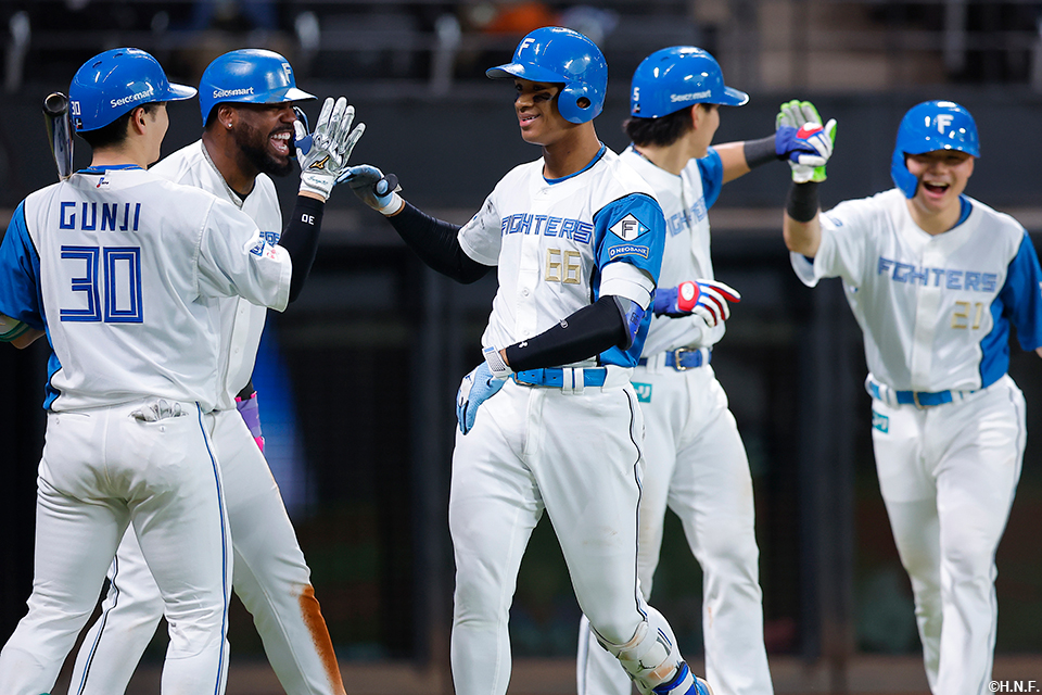 5回裏、逆転の満塁本塁打を放つ万波選手05