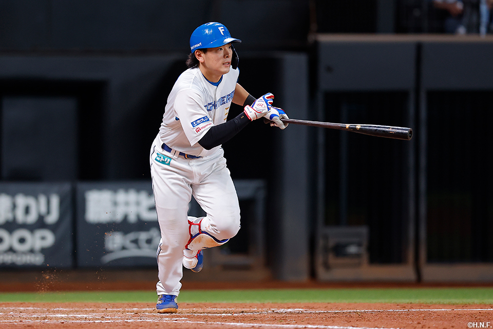 5回裏、ライトへヒットを放つ野村選手