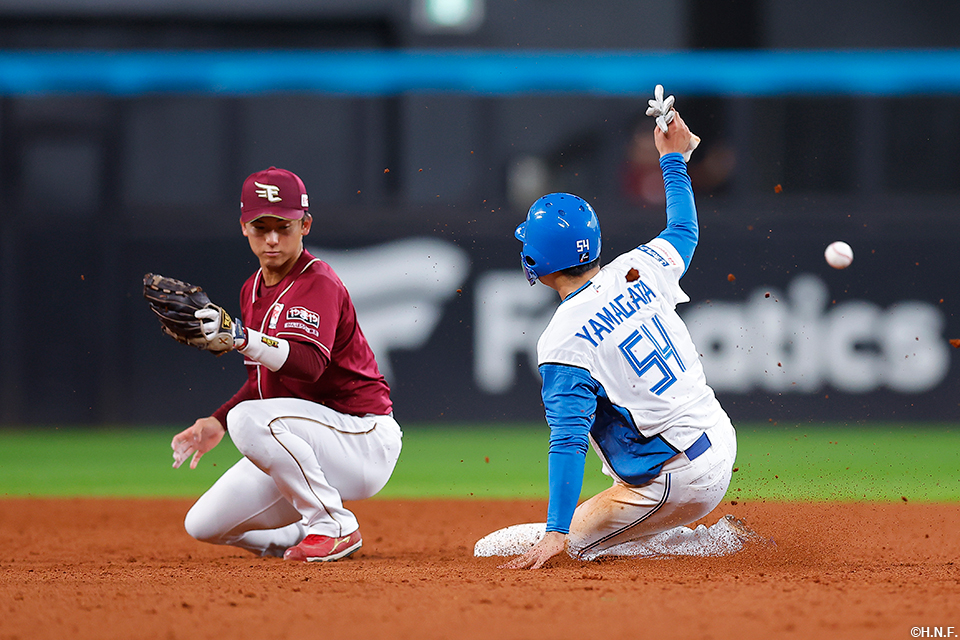 5回裏、プロ初盗塁をきめる山縣選手