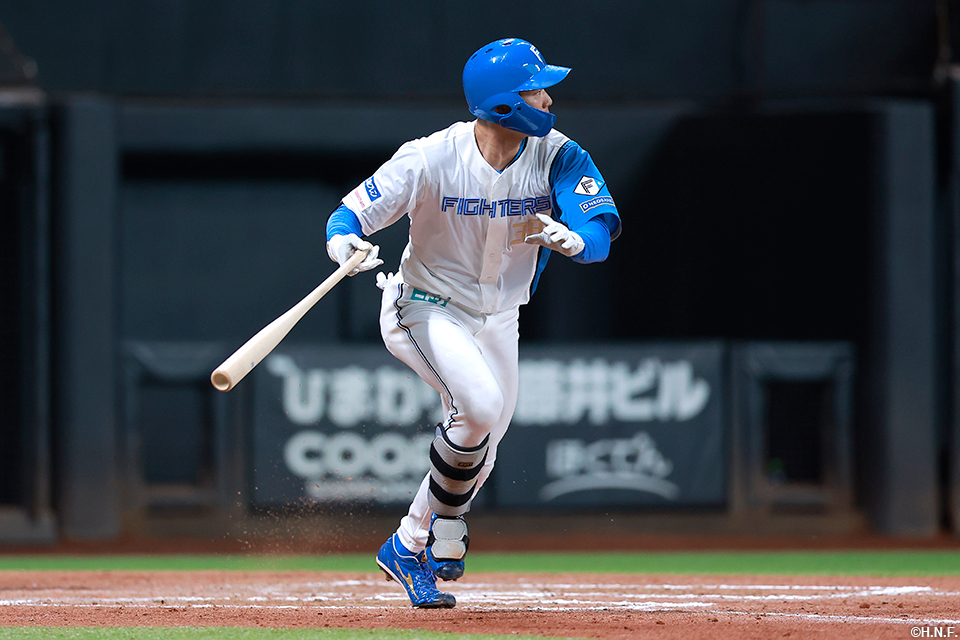 8回裏、レフトへ二塁打を放つ石井選手