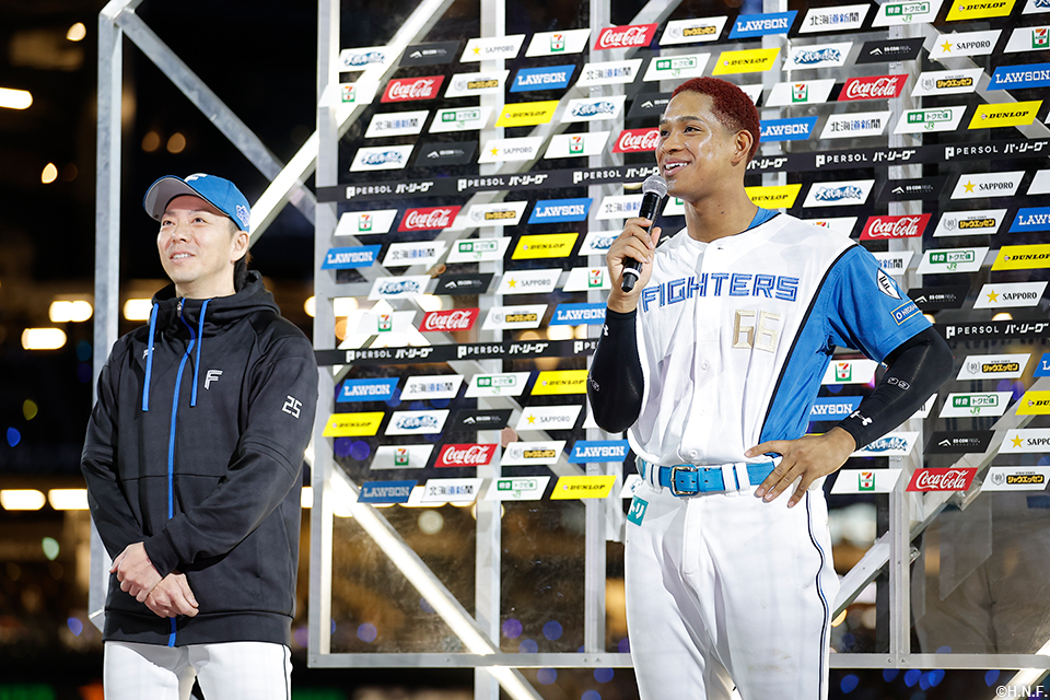 ヒーローの宮西投手と万波選手01