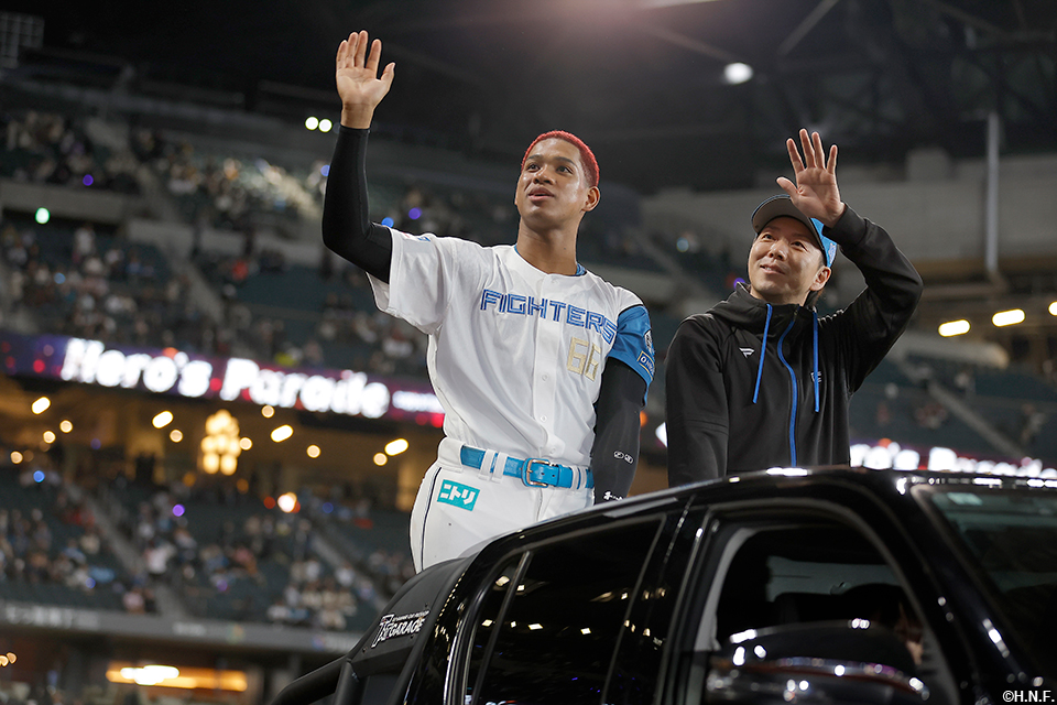 ヒーローの宮西投手と万波選手02