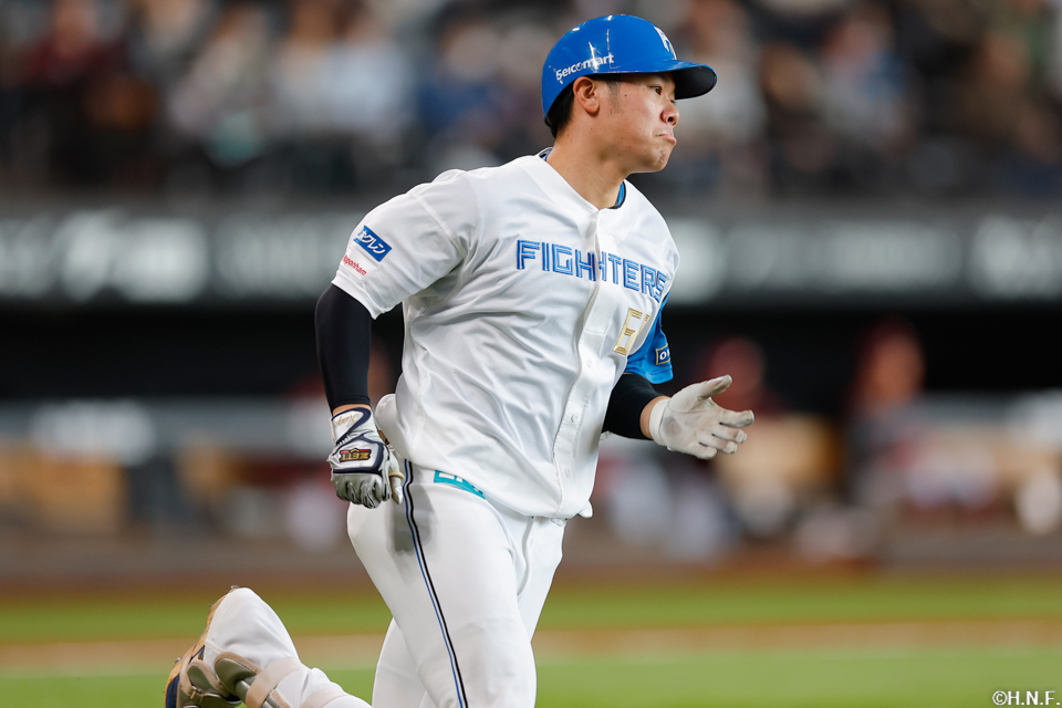 1回裏、レフトへ先制の本塁打を放つ吉田選手