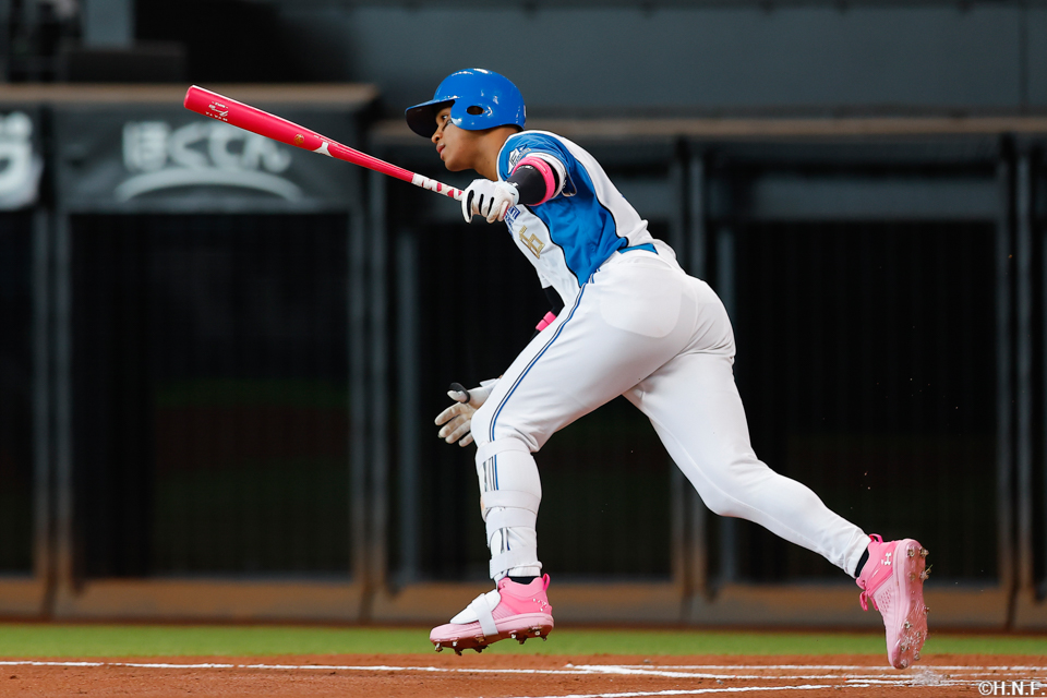 2回裏、センターへヒットを放つ万波選手
