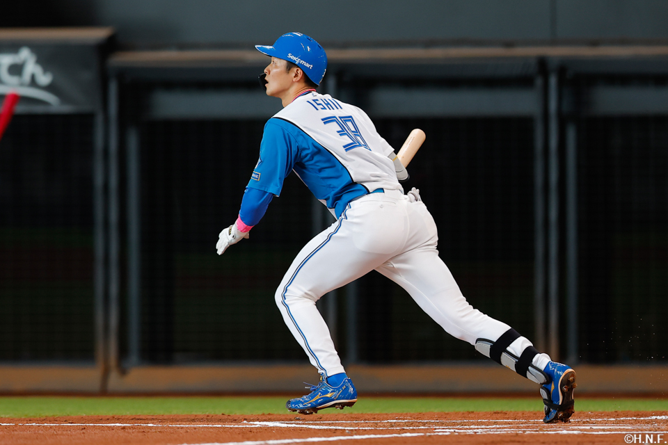 2回裏、ライトへ2ランを放つ石井選手01