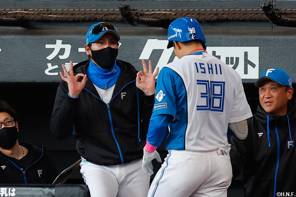 2回裏、ライトへ2ランを放つ石井選手02