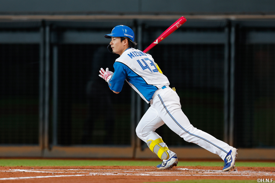 2回裏、センターへヒットを放つ水野選手