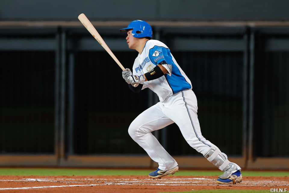 5回裏、センターへヒットを放つ吉田選手