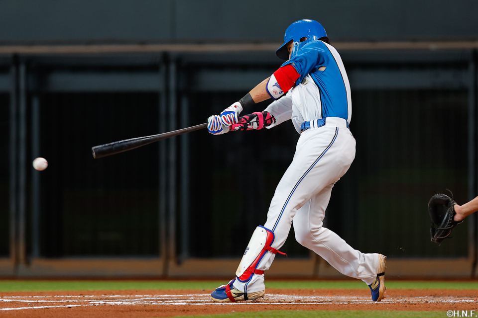 6回裏、ライトへヒットを放つ野村選手01