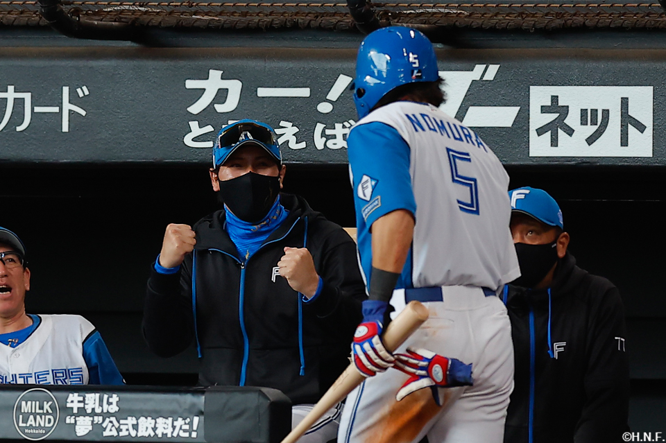 6回裏、ライトへヒットを放つ野村選手02