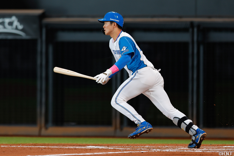 6回裏、ライトへ適時打を放つ石井選手