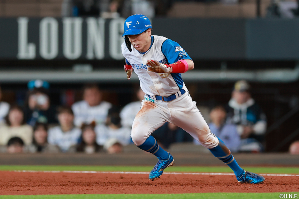 7回裏、盗塁をきめる五十幡選手