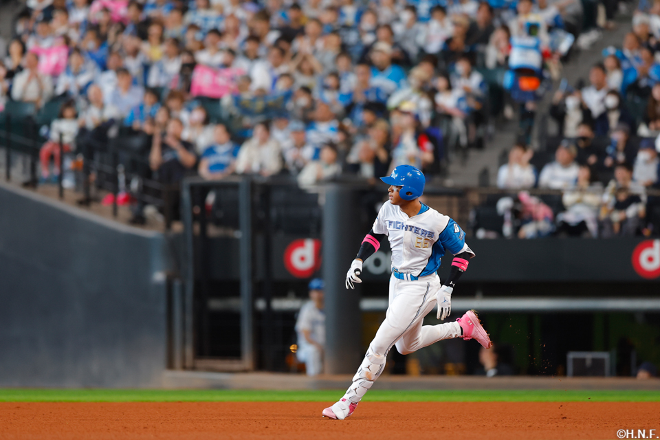 8回裏、レフトへ二塁打を放った万波選手