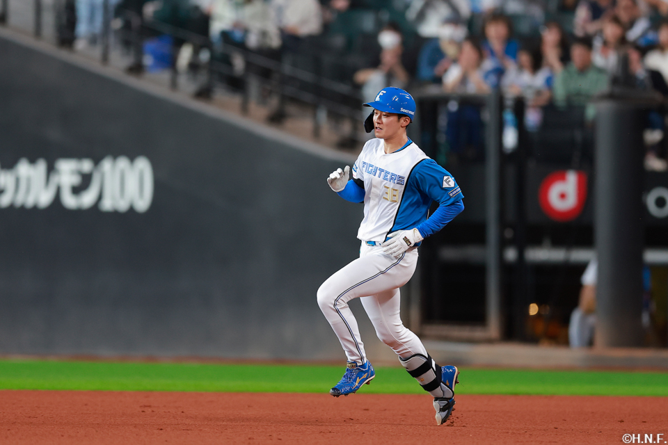 ３回裏、ライトへ二塁打を放った石井選手