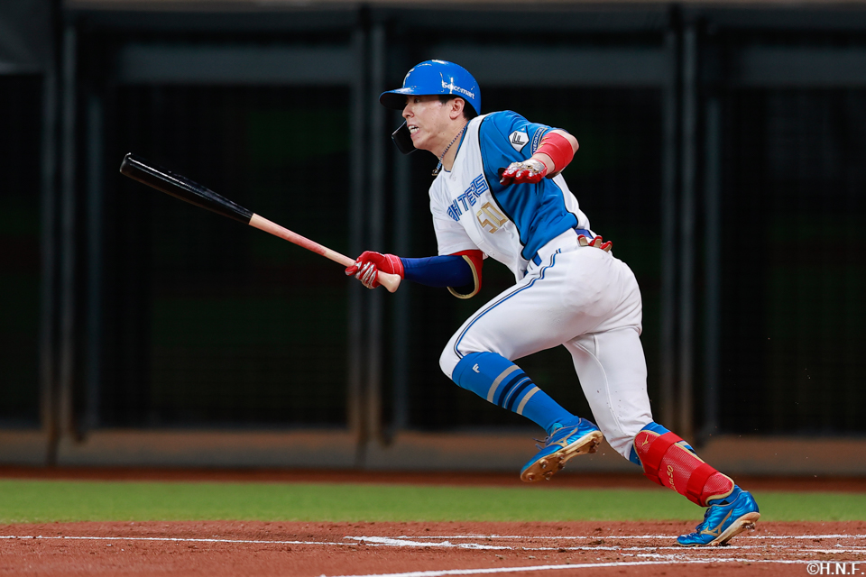 3回裏、センターへ先制の適時打を放つ五十幡選手