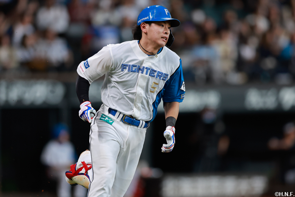 ４回裏、レフトへ二塁打を放った野村選手01