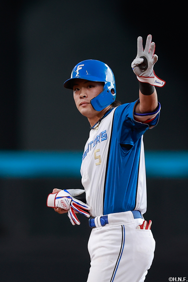 ４回裏、レフトへ二塁打を放った野村選手02