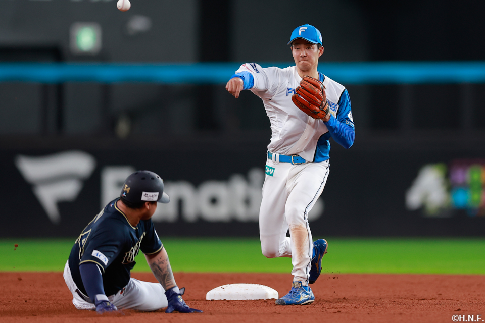 ５回表、併殺を完成させる石井選手