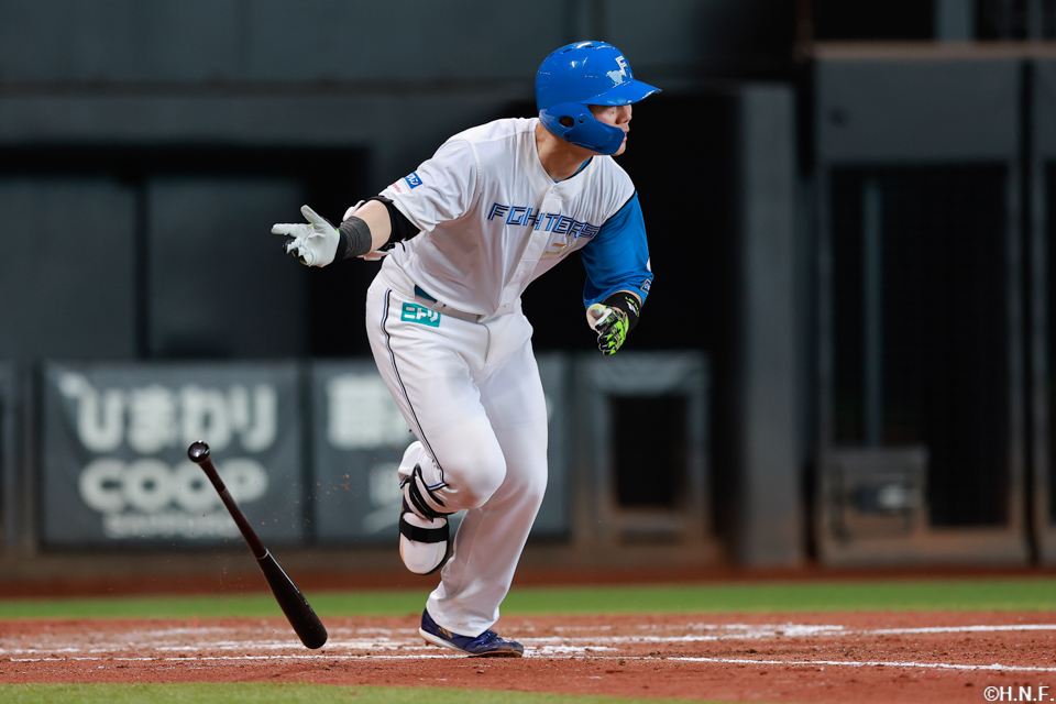 ７回裏、センターへヒットを放つ清宮選手