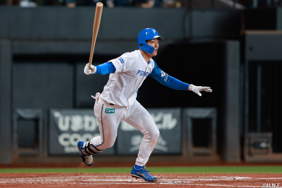 ７回裏、ライトへヒットを放つ石井選手