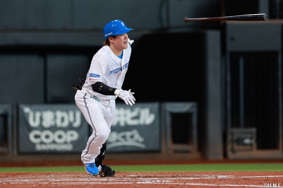 ７回裏、センターへ適時打を放つ伏見選手01