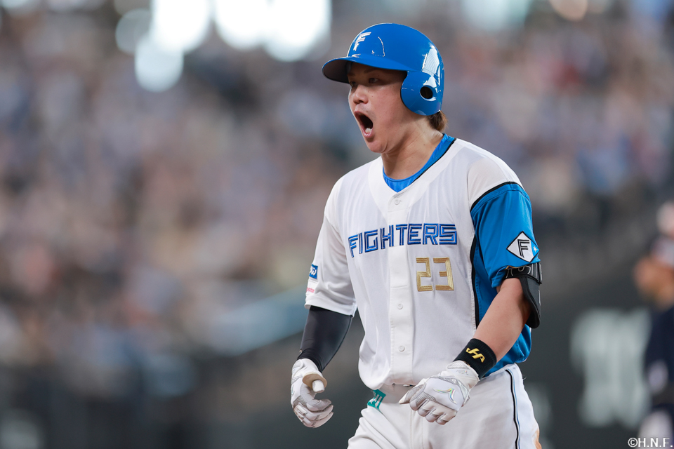 ７回裏、センターへ適時打を放つ伏見選手02