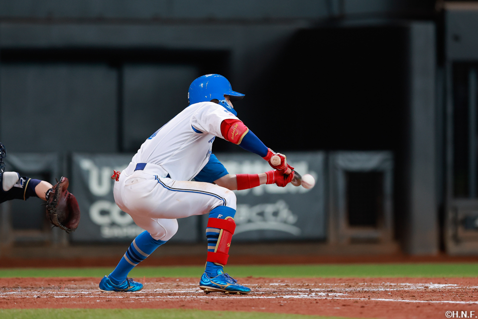 ７回裏、スクイズを決める五十幡選手01