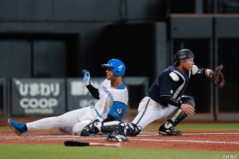 7回裏、生還する万波選手01