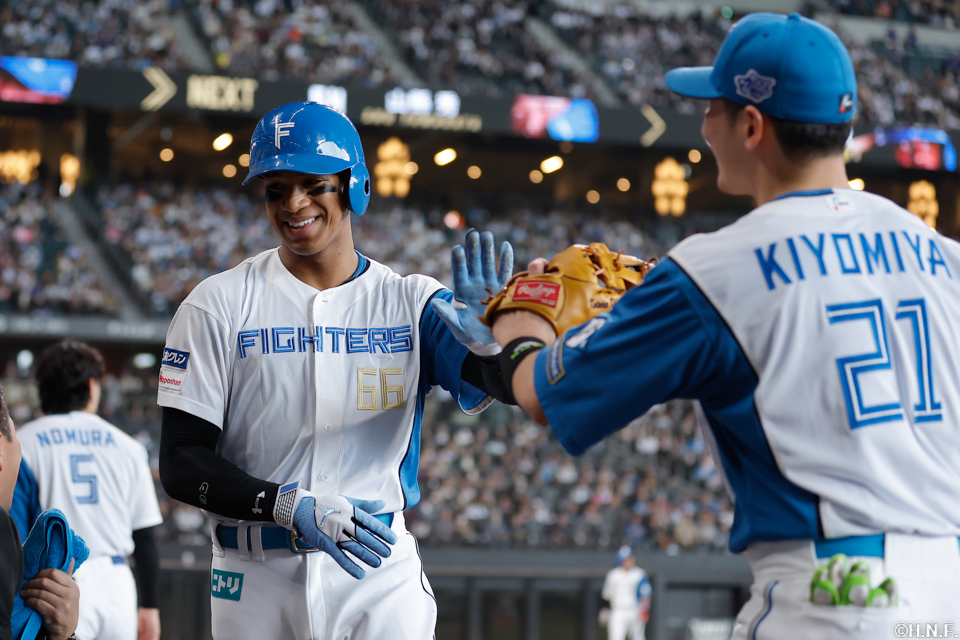 7回裏、生還する万波選手02