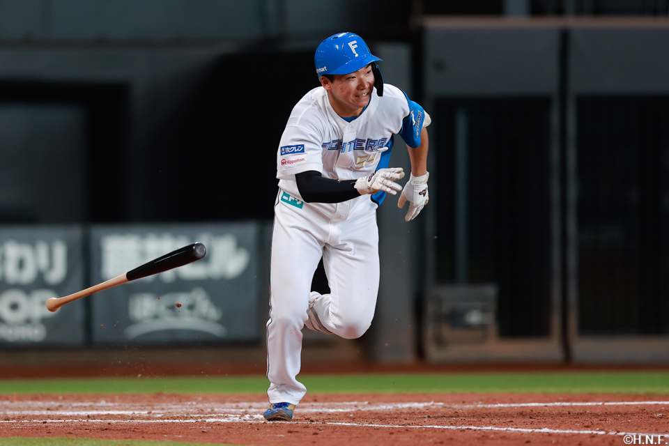 ７回裏、ライトへ適時打を放つ山縣選手01
